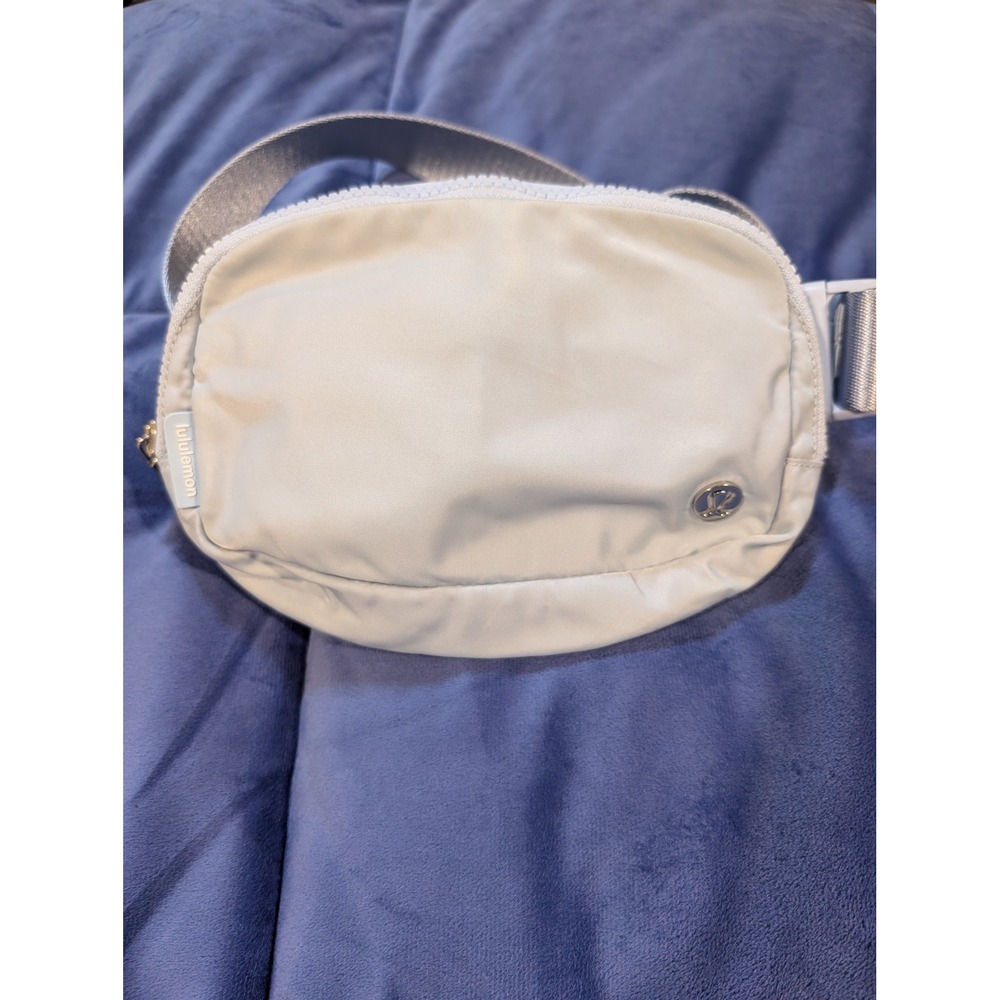 Lululemon Everywhere Belt Bag Womens‎ Light Blue Adjustable Strap